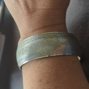Metal Cuff with flower design